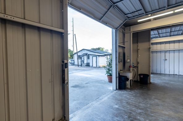 N. Florida Ave Warehouse or Automotive/Office/Showroom- 6,061 SF : 14041 N Florida Ave, Tampa, FL 33613